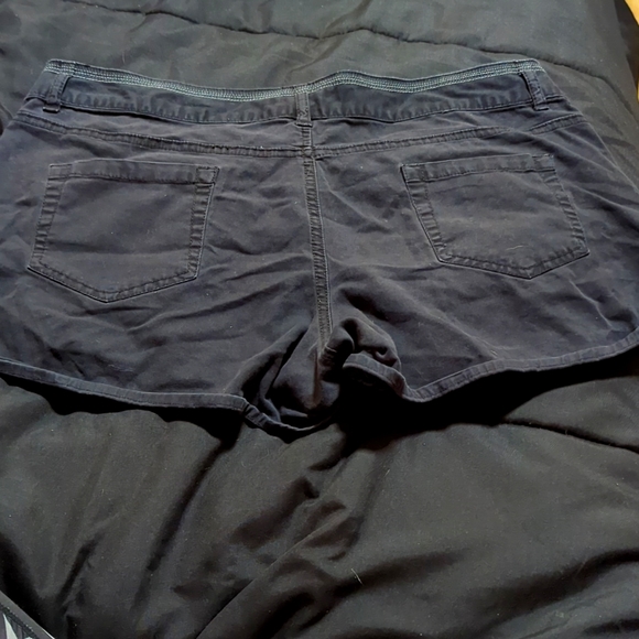 Shorts - Picture 2 of 3